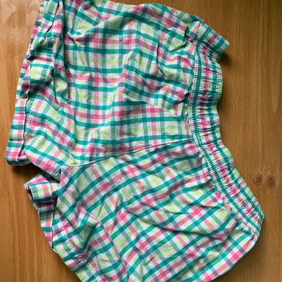 Girls plaid shorts w/ flower button detail💖💚 - Picture 2 of 5